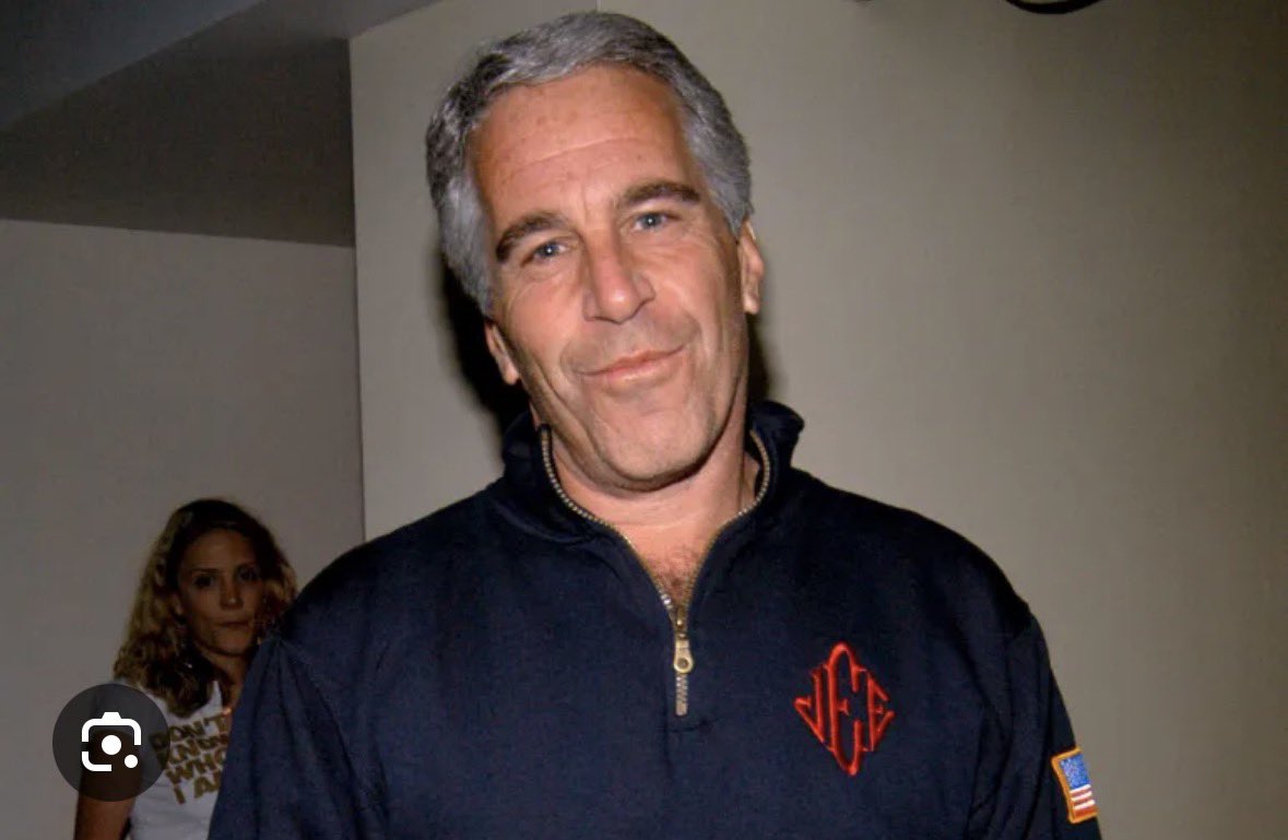 مُقمِرة tweet media