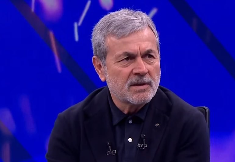 kzldemirmahmut's tweet photo. Aykut Kocaman, Fenerbahçe siyasetinin üstündedir. Kişiliğiyle, duruşuyla, adamlığıyla ve başarılarıyla Fenerbahçe’nin ilk 3-5 efsanesinden biridir.

Hesabı, ajandası yoktur. Böyle bir değere sahipken onu başımızın üzerinde taşımamız gerekirken, her fırsatta saldıran bir güruh var. Bunlara prim vermemek gerekir.

Bugün hâlâ çıkıp onun değerli fikirlerini dinleyebiliyorsak, bu bizim için büyük bir şanstır.

Seviyoruz seni Aykut Kocaman!
