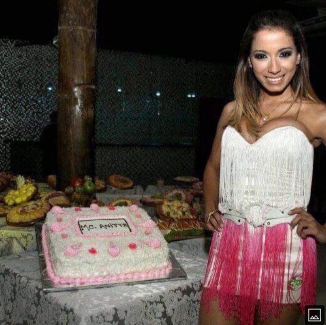 wothi25's tweet photo. Feliz vida Larissa // feliz vida Anitta 
@Anitta #anitta https://t.co/rvpr4MyRXI