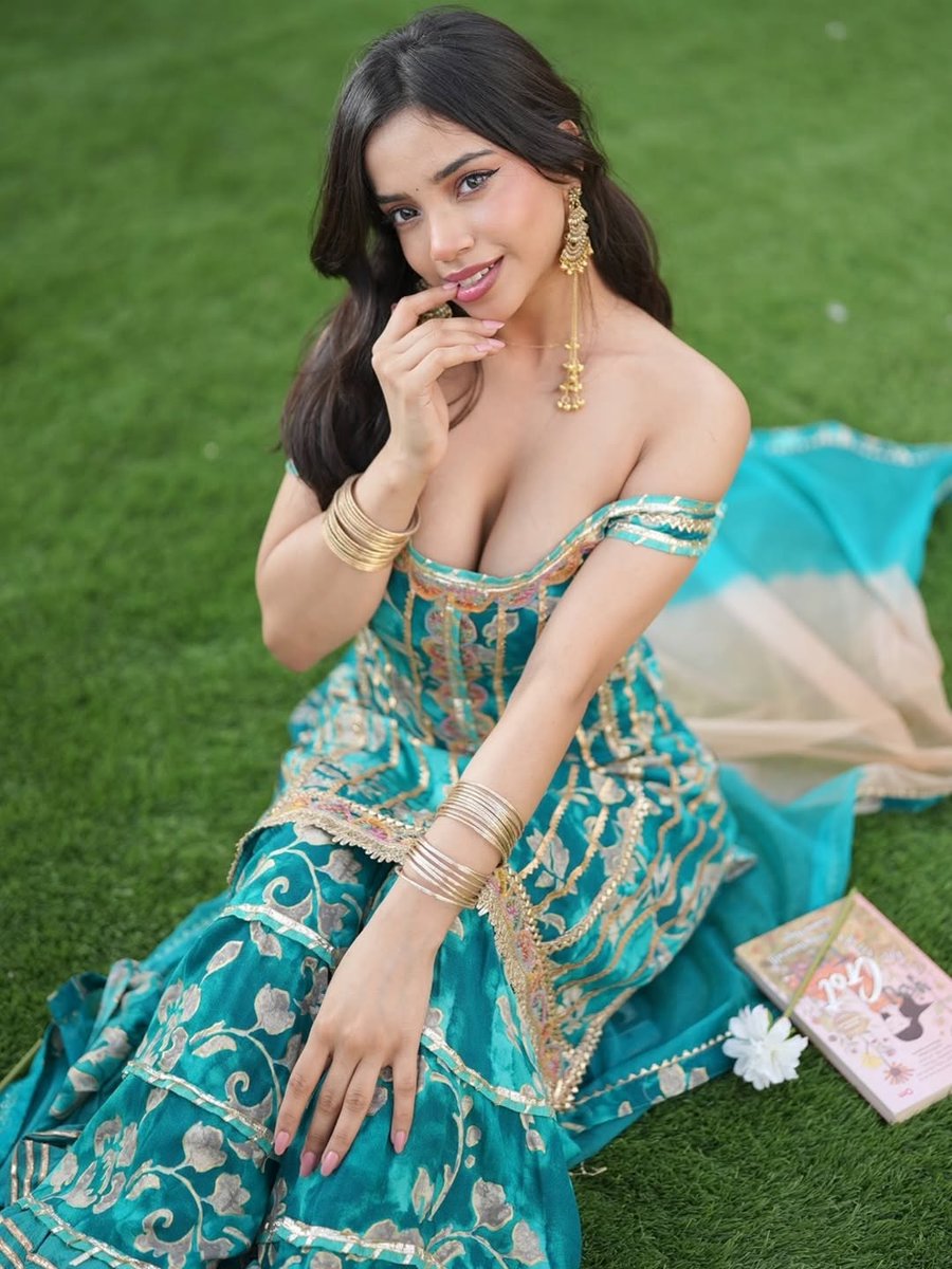 Actress Aura tweet media