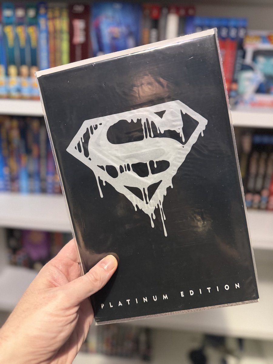 Pitwar's tweet photo. Another of my favourite pieces from my collection. The rare platinum version of Superman 75, AKA the death of Superman #Superman #Comics #DC #DCComics https://t.co/Oz7PoEEaEF
