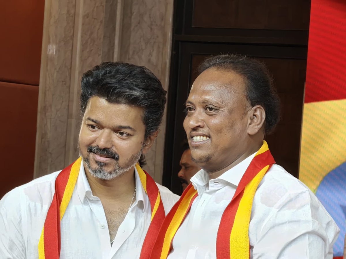 Karthik90567416's tweet photo. கழக வெற்றித் தலைவருடன் @TVKVijayHQ ❤️🙏
ஆண்டிபட்டி சட்டமன்ற தொகுதி 
வெற்றி வேட்பாளர் 
அண்ணன் @leftpandi அவர்கள் ❤️🙏

#தமிழகவெற்றிக்கழகம் 💪
#தேனிதெற்குமாவட்டம் 💪 https://t.co/JD9MOcGXAw
