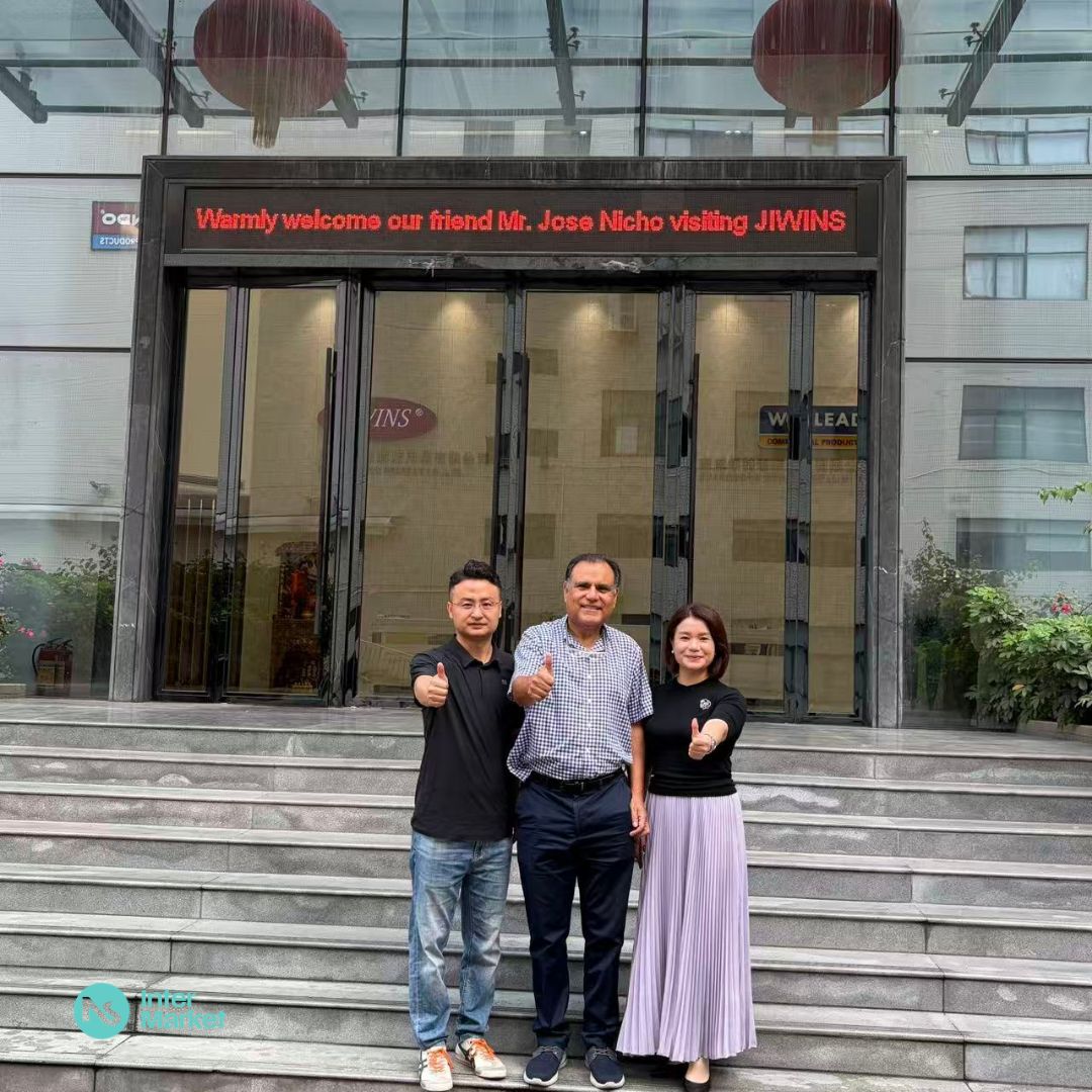 NSInterMarket's tweet photo. La delegación de NS InterMarket, encabezada por José Nicho, CFSP, reforzó sus vínculos comerciales con Jiwins durante su visita a las oficinas corporativas y centros de producción en Guangdong, China. 

En el encuentro, se definieron diversas estrategias de comercialización para el mercado latinoamericano de productos como estanterías de polímero, cestos para lavavajillas, insertos, bandejas GN y carros porta platos, entre otros.