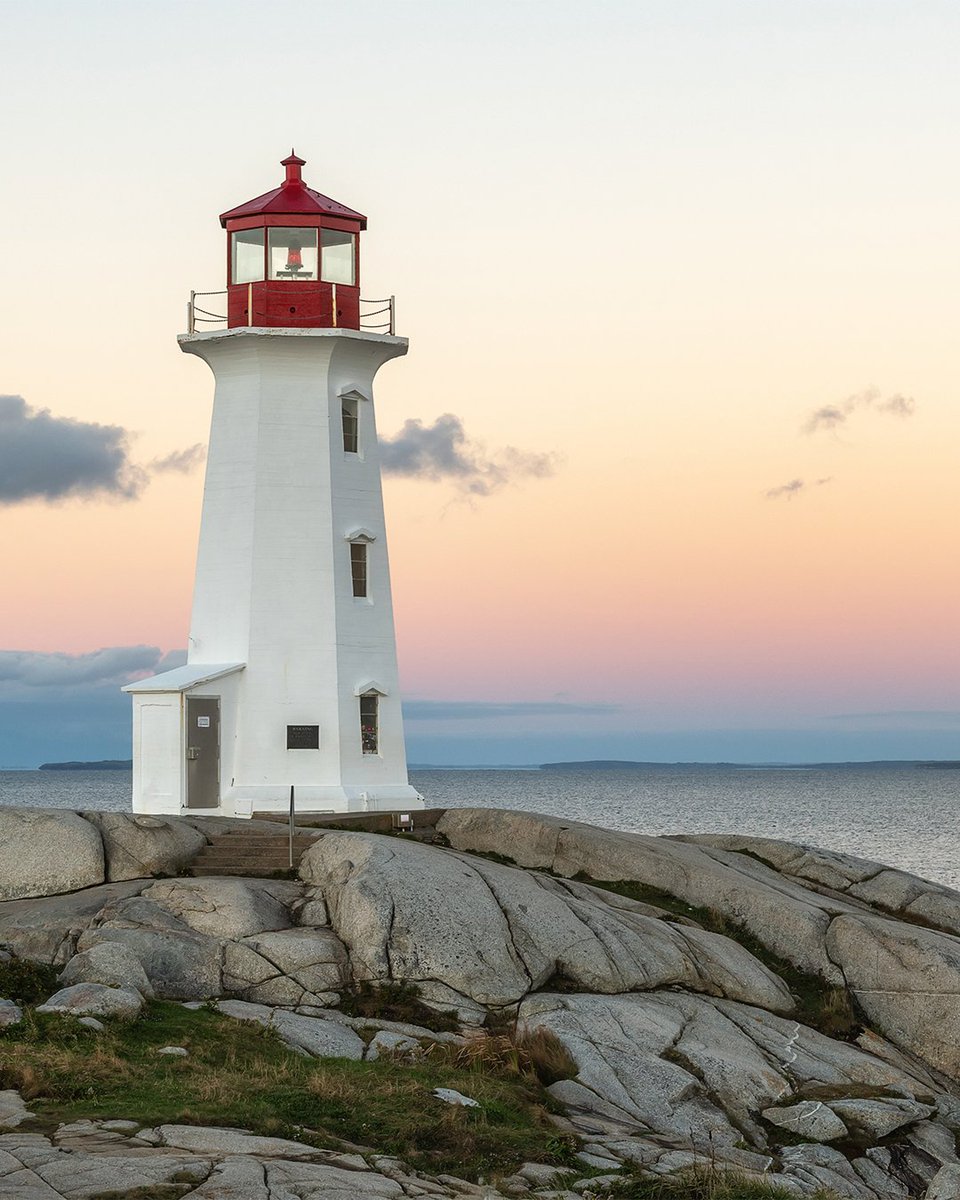 DaysInnCanada's tweet photo. If these views don't make you want to visit Nova Scotia, we don't know what will! 📸

From historic streets to breathtaking ocean views, every corner tells a story. And after a day of exploring, Days Inn Bridgewater offers the perfect retreat to recharge. 

#DaysInn https://t.co/as9biKiaEy