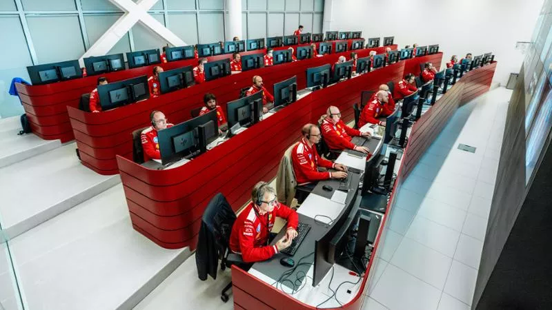 f1corradi's tweet photo. Interessante:

A equipe de engenheiros em Maranello que auxilia de forma remota Lewis Hamilton e Charles Leclerc na condução de suas Ferraris.

Não existe nada no automobilismo que chegue perto do que é a Fórmula 1.

via: LaStampa https://t.co/wigV6f3ZxQ
