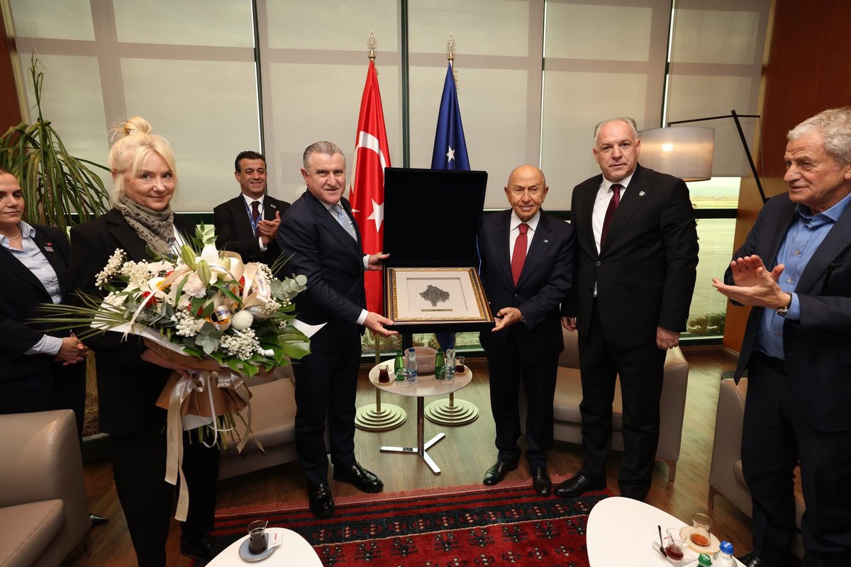 TimeBalkan_'s tweet photo. Kosova Başbakan Yardımcısı Fikrim Damka, yarın akşam oynanacak Kosova–Türkiye maçı için bugün Kosova’ya gelen T.C. Gençlik ve Spor Bakanı Osman Aşkın Bak’ı, beraberinde Türkiye Futbol Federasyonu heyeti ve milli takım oyuncularını, Kosova Gençlik ve Spor Bakanı Blerim Gashani ve T.C. Priştine Büyükelçisi Sabri Tunç Angılı ile birlikte karşılayarak bir görüşme gerçekleştirdi
