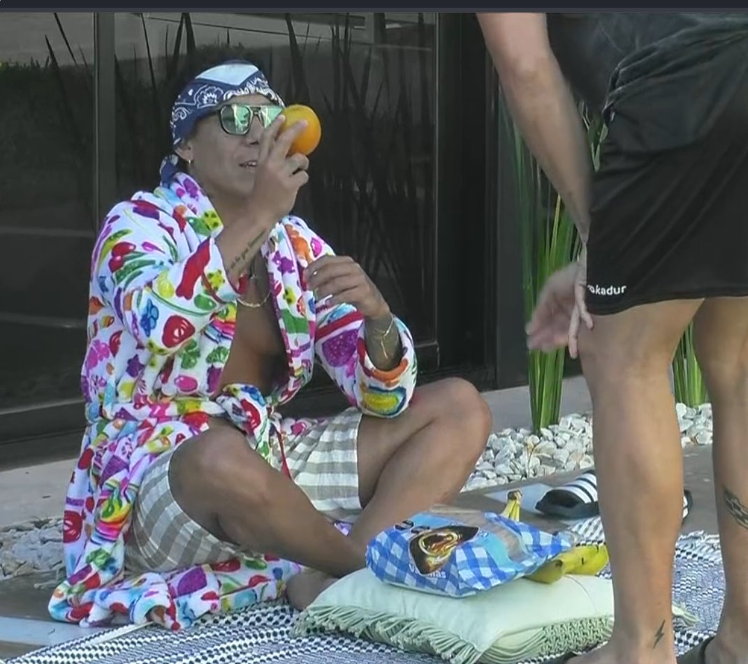 Brian se armó un centro de trueque de alimentos, se inventa contenido hasta de lo más minimo y con boludeces.

Mientras tanto Franco: 🧍‍♂️

#GranHermano