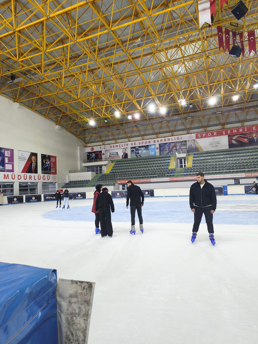 GozelerEmirhan's tweet photo. Palandöken Gençlik Kolları Yeni Seçmen Birimi olarak gençlerimizle bir araya gelerek keyifli bir buz pateni etkinliği gerçekleştirdik. ❄️⛸️
Hem eğlendik hem de dayanışma ve birlik ruhumuzu pekiştirdik. Gençlerimizin enerjisi ve katılımı bizlere büyük motivasyon kaynağı oldu. https://t.co/NpqgjiHu9l