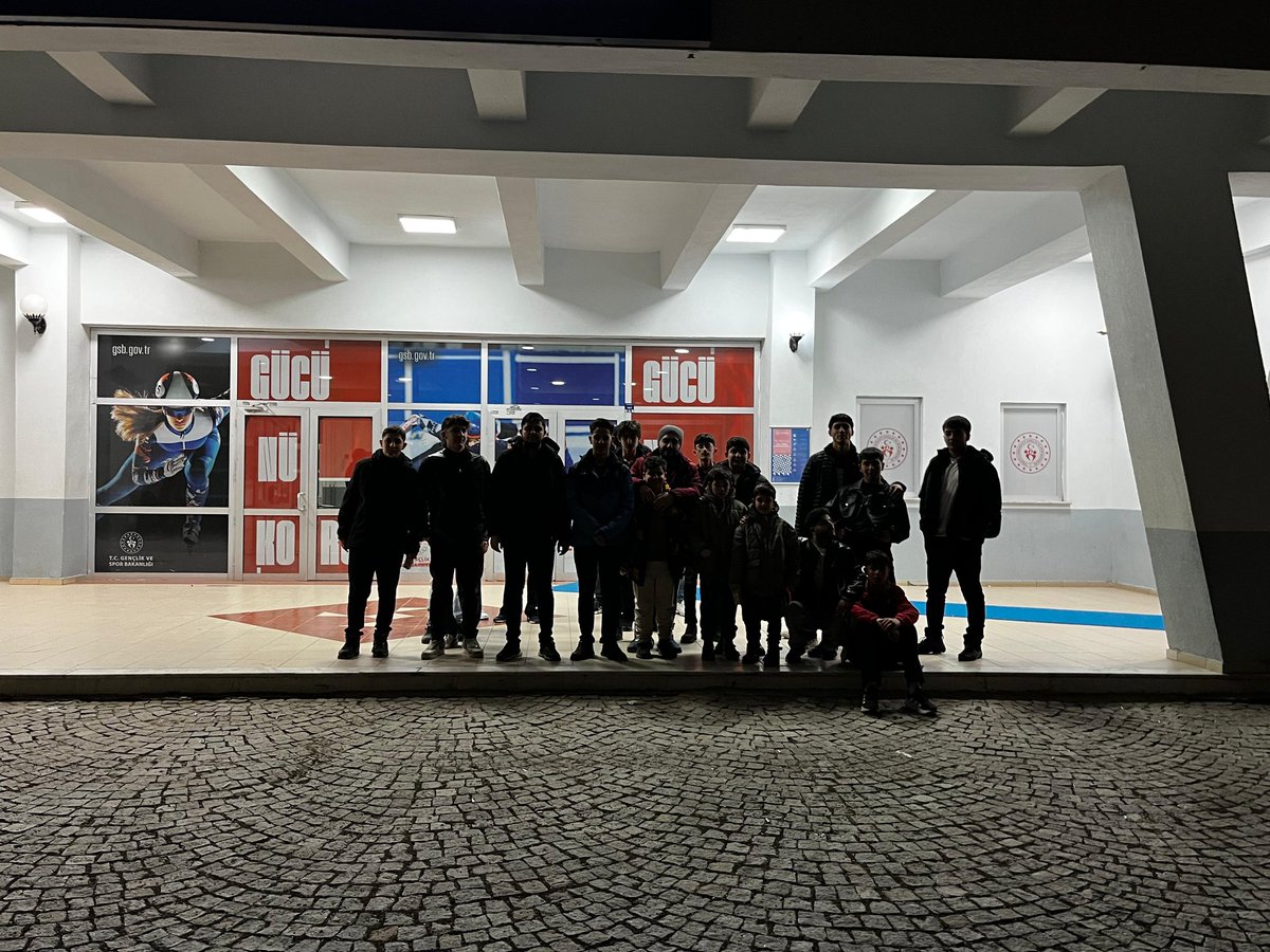 GozelerEmirhan's tweet photo. Palandöken Gençlik Kolları Yeni Seçmen Birimi olarak gençlerimizle bir araya gelerek keyifli bir buz pateni etkinliği gerçekleştirdik. ❄️⛸️
Hem eğlendik hem de dayanışma ve birlik ruhumuzu pekiştirdik. Gençlerimizin enerjisi ve katılımı bizlere büyük motivasyon kaynağı oldu. https://t.co/NpqgjiHu9l