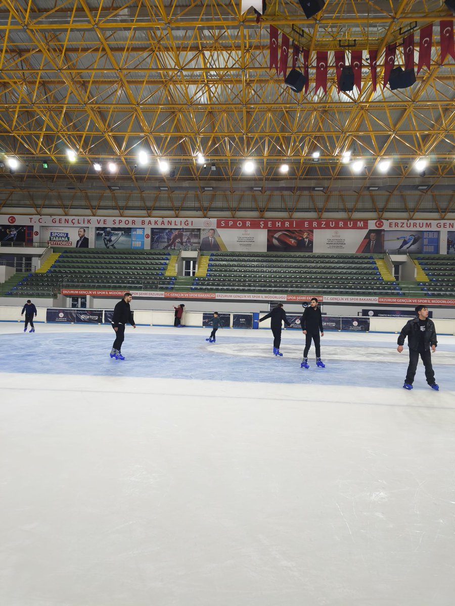 GozelerEmirhan's tweet photo. Palandöken Gençlik Kolları Yeni Seçmen Birimi olarak gençlerimizle bir araya gelerek keyifli bir buz pateni etkinliği gerçekleştirdik. ❄️⛸️
Hem eğlendik hem de dayanışma ve birlik ruhumuzu pekiştirdik. Gençlerimizin enerjisi ve katılımı bizlere büyük motivasyon kaynağı oldu. https://t.co/NpqgjiHu9l