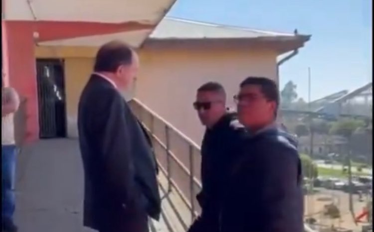 politica2chile's tweet image. Ministro Poduje @MinistroPoduje pida a su equipo que grave todo cuando salga a terreno. Todos saben que el cuma zurdo que insultó por 30 minutos  a todos hasta que usted lo paró es un prepotente. Pero los zurdos publican sólo los 10 Segundos cuando usted lo paró. #PODUJE #CHILE