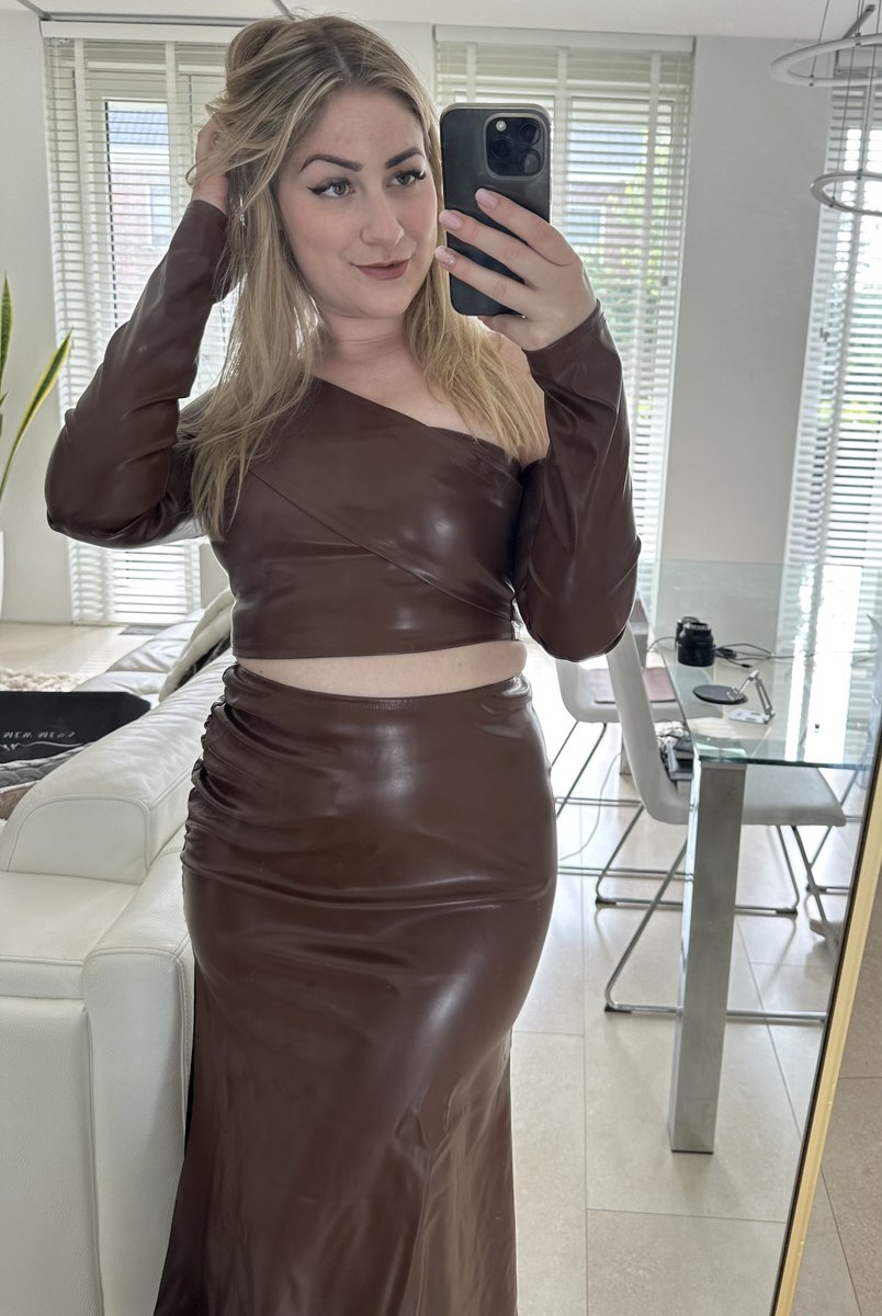 Milenaaxoxo1's tweet image. Do you like this Leather Outfit ? 👀 #leather