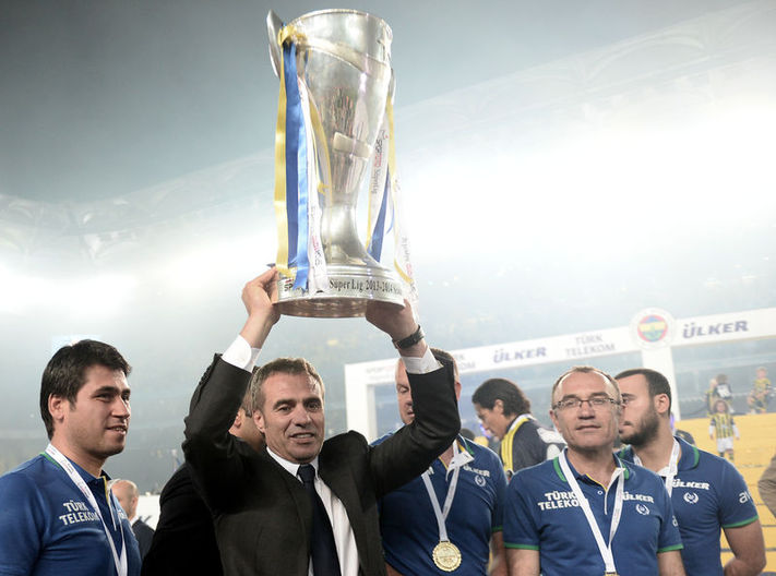 Fenerbahçemiz için hala İsmail Kartal ve Aykut Kocaman'ın isimleri neden geçiyor anlamış değilim. Bu takımın hocası var ve takım hocasız kalırsa tek yol onlar değil. Mutlaka yerli olacak bence kesinlikle Ersun Yanal olmalıdır. 
#Fenerbahçe