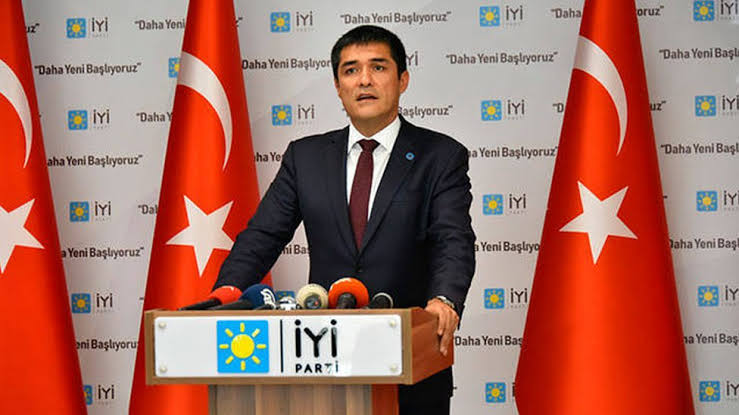657HakPlatformu's tweet photo. İYİ Parti Sözcüsü @SBugraKavuncu 

"Biz memur maaşlarının 6 ayda bir değil, 3 ayda bir yeniden gözden geçirilmesiyle ilgili TBMM'ye bir öneride bulunacağız."

Memurların gelir adaleti için talebi:
Yılda 2 maaş ikramiye ve 4 tediye,
Memur maaşına 30 bin TL seyyanen zam.
#memur https://t.co/bN8PqQSbOw