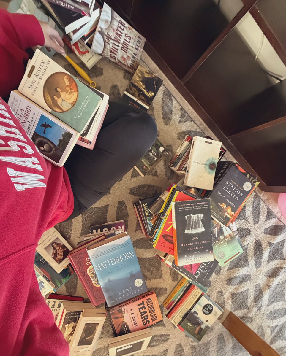 whatgreenlite's tweet image. One of my favorite chores is actually rearranging my books and I do it quite often

Mostly just because the dust here is horrendous 
#bookstagram #springcleaning