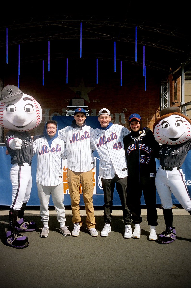 Mr. Met tweet media