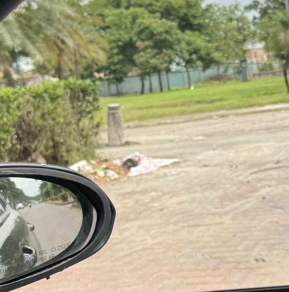 JohnE_PD's tweet photo. @AlcaldiadeDaule @WilsonCanizares Esta basura que ya tiene reportada 6 días, sigue ahí en el parque sin ser desalojada. Incluso la basura del personal que comió está ahí, palos ramas y saquillos. Terminen el trabajo. PSI @ComunidLaAurora https://t.co/4itZP1dlSR