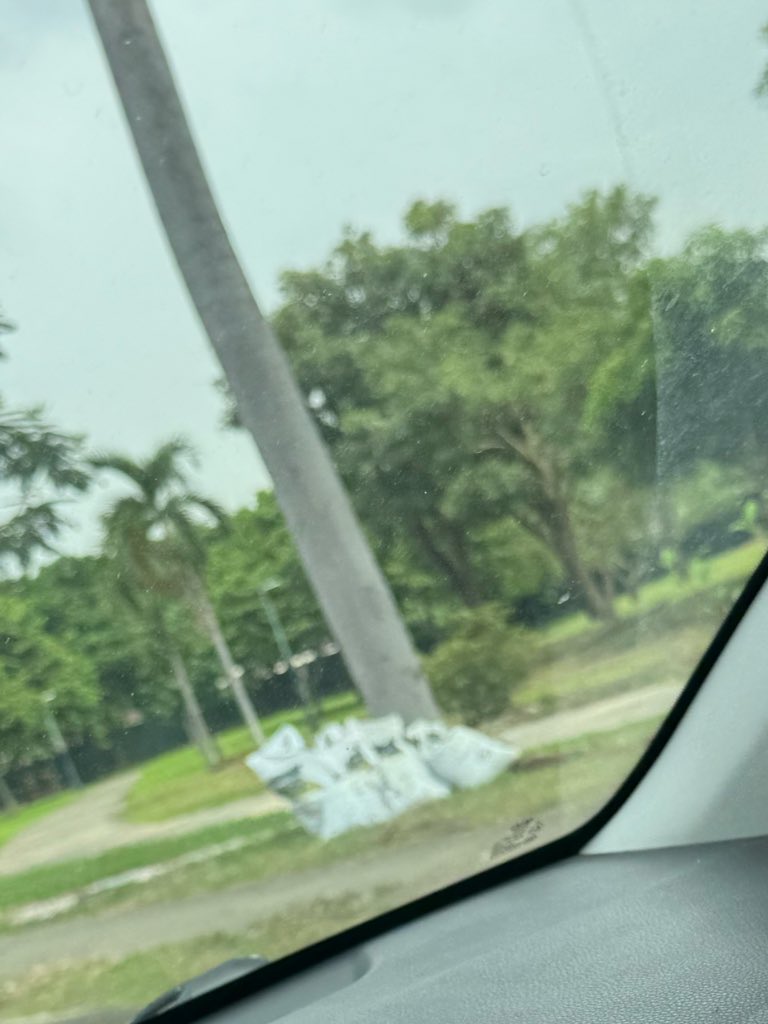 JohnE_PD's tweet photo. @AlcaldiadeDaule @WilsonCanizares Esta basura que ya tiene reportada 6 días, sigue ahí en el parque sin ser desalojada. Incluso la basura del personal que comió está ahí, palos ramas y saquillos. Terminen el trabajo. PSI @ComunidLaAurora https://t.co/4itZP1dlSR