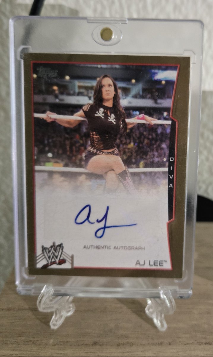 SoCalCollects05's tweet image. PC post of the day. WWEs top power couple 💪🏼 
AJ Lee Gold Auto #/10 
CM Punk Event Worn Patch Auto #/10 
#thehobby #bestintheworld