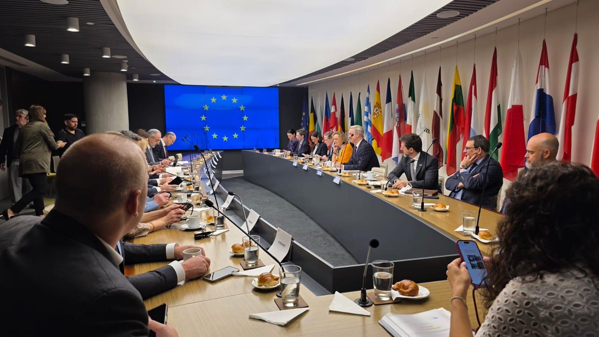 ep_diplomacy's tweet photo. Members of the 🇪🇺 @europarl_en delegation for Mercosur, led by #DMER Chair @Evelyn_Regner are on mission in #Argentina 🇦🇷

MEPs met with the EU delegation in Buenos Aires @UEenARG and exchanged with Ambassador @erikhoeeg to prepare their work on the ground.

@oagirregoitia @HerbertDorfmann @HlderSousaSilv1 @DavorIvoStier @UdoBullmann @saskiabricmont @ManonAubryFr @BuchheitMarkus @PacoMillanMon

#parliamentarydiplomacy