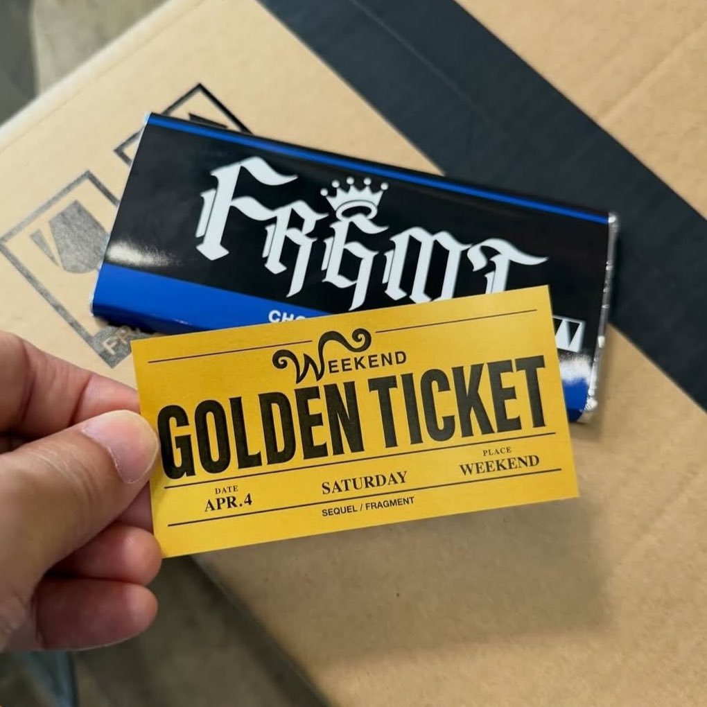 JustFreshKicks's tweet photo. GOLDEN TICKET: Fragment x Air Jordan 1 Retro High OG “Lost & Found” ⚡️😳😱

Japanese retailer WEEKEND SEQUEL gave away 300 chocolate bars to customers who visited the shop, and 20 of them had a golden ticket. Winners were able to redeem it for a customized Fragment piece selected by Hiroshi Fujiwara himself.