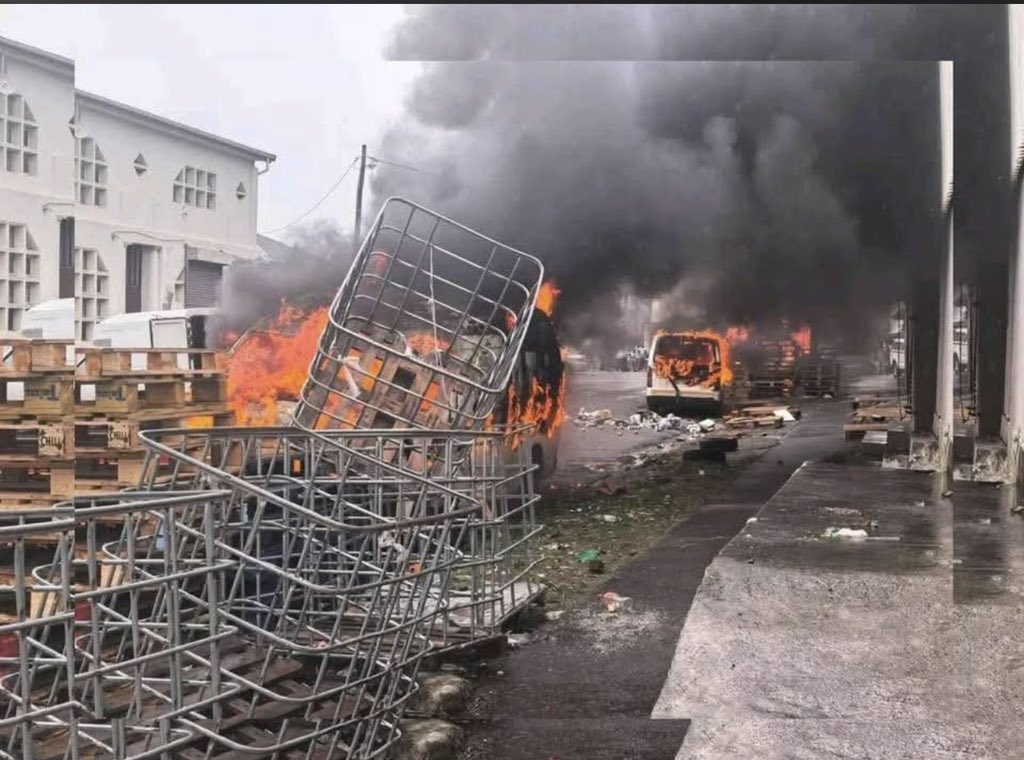 omoiyaakeem's tweet image. Easts London Situation Update:

The situation in East London remains extremely serious. 

The March and March group is actively targeting and destroying property belonging to Nigerian foreign nationals.

 Residents are urged to stay indoors and exercise caution, as the unrest