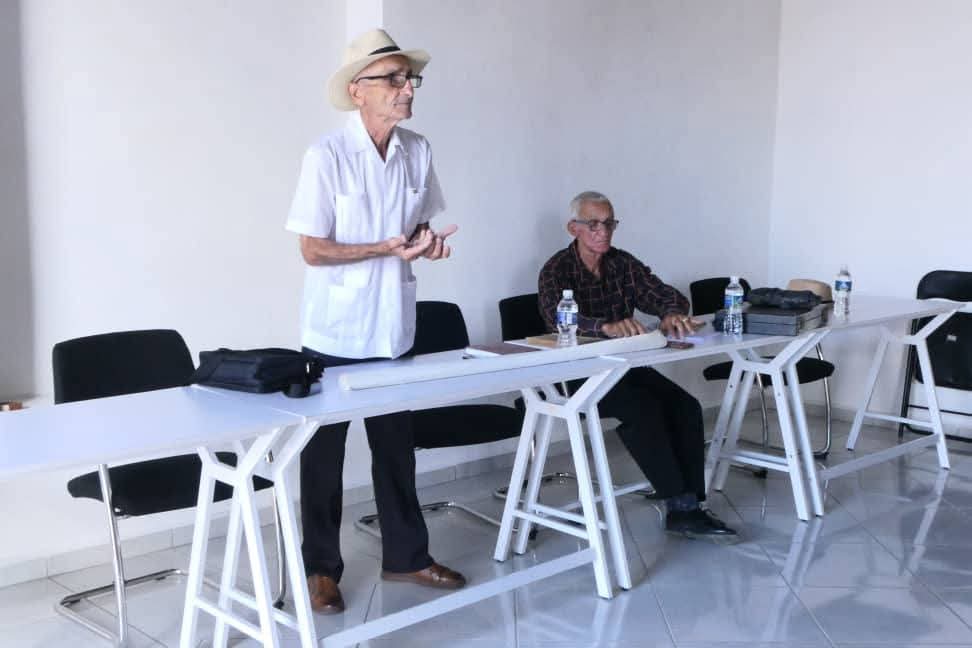 CubaMES's tweet photo. Los profesores del Departamento Historia y Marxismo Leninismo,de la @UnissJMarti Gonzalo Carlos Gómez y Nilo Durán, desarrollaron el taller "La relación Serafín Sánchez y José Marti desde los textos Héroes Humildes y Poetas de la Guerra. Una visión contemporanea"
ℹ️📸#Uniss https://t.co/pLnpUZHLXg