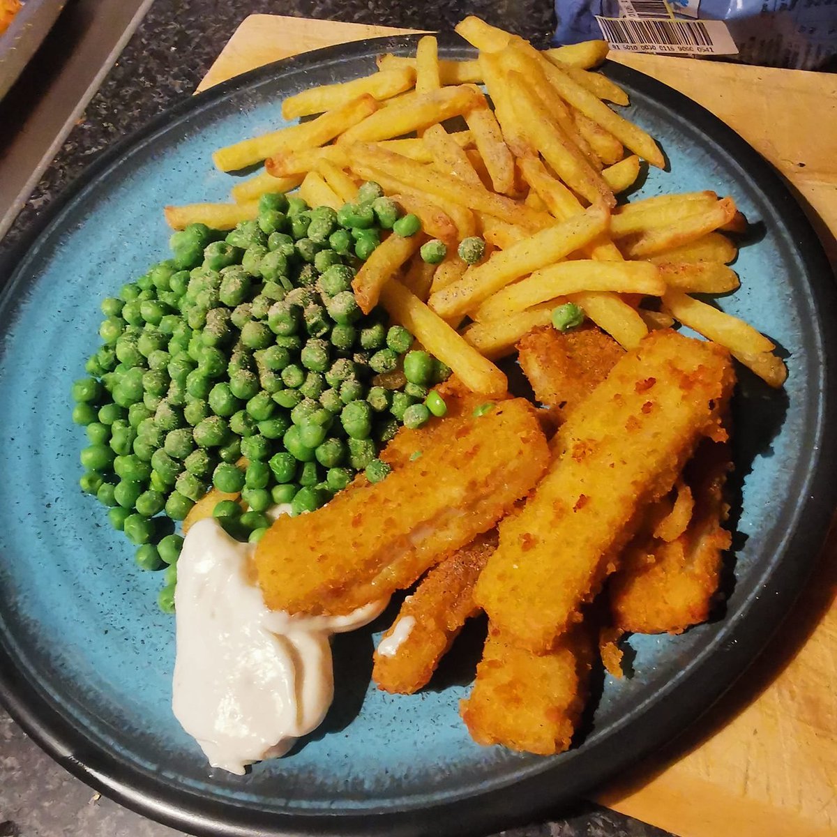 WHATSFORDlNNER's tweet image. Fish Fingers, Chips and Peas