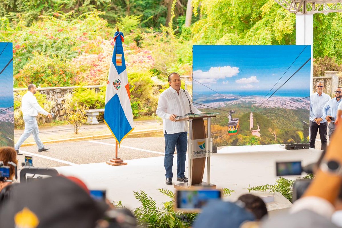 irodriguezduran's tweet photo. Junto a los ministros @JosePaliza y @DavidColladoM en la presentación de la nueva estructura del teleférico que se instalará en Puerto Plata, esta infraestructura representa futuro, fortalecimiento del turismo y una apuesta decidida del gobierno del presidente, @LuisAbinader, por el crecimiento sostenible de nuestra provincia.🚠🇩🇴