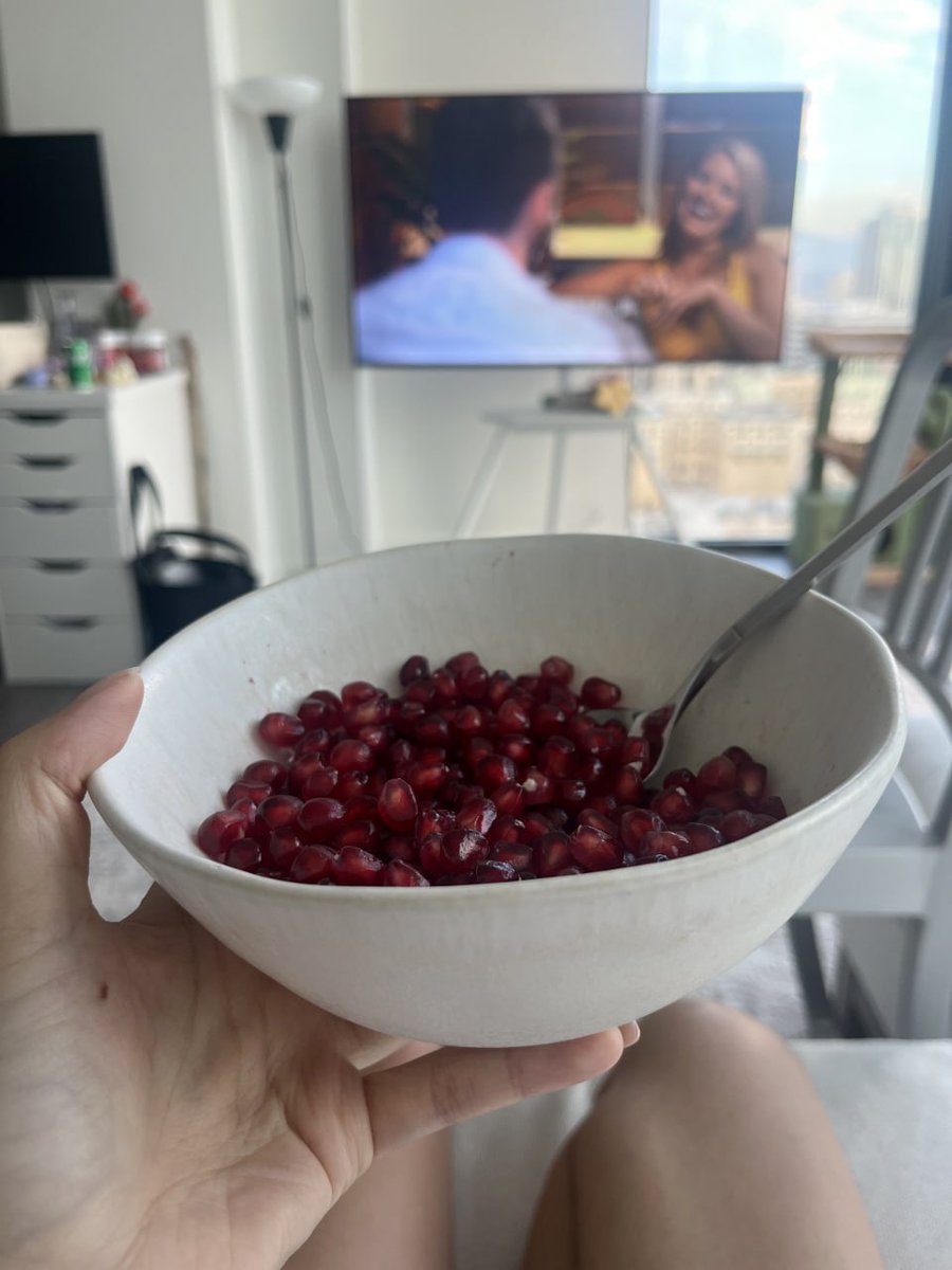 kanakvatsb6z8's tweet image. Enjoying some fresh pomegranate while binge watching #HealthySnacks #CozyVibes #FruitLover