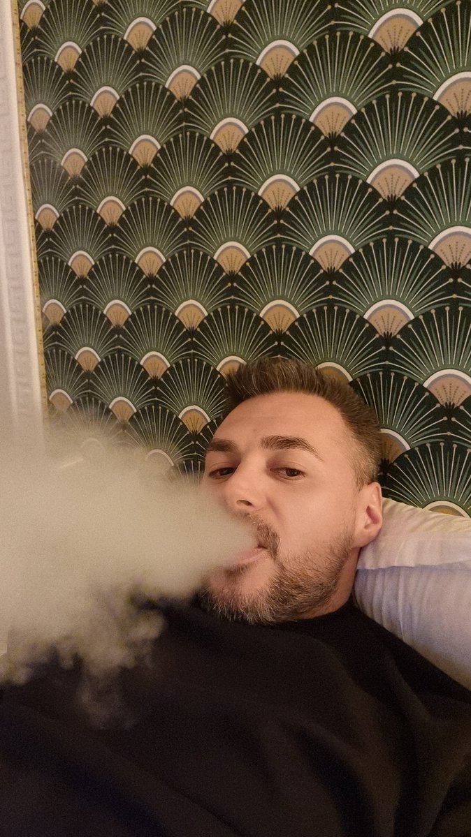 👑KingM tweet media