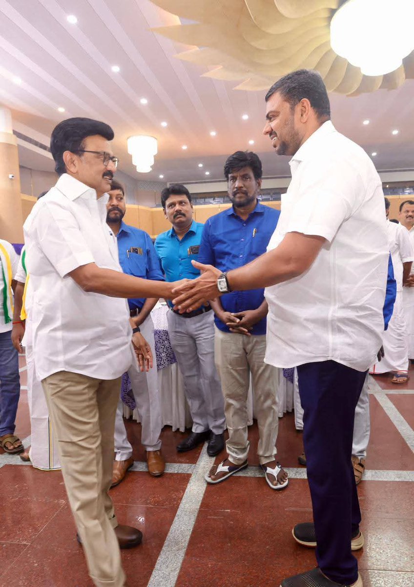 nellai_mubarak's tweet photo. சென்னை அண்ணா அறிவாலயத்தில், மாண்புமிகு தமிழக முதல்வரும், திராவிட முன்னேற்றக் கழகத் தலைவருமான உயர்திரு @mkstalin  அவர்கள் தலைமையில், 'மதச்சார்பற்ற முற்போக்குக் கூட்டணி' தலைவர்களின் சந்திப்பு கூட்டம் இன்று மாலை நடைபெற்றது. இந்நிகழ்வில் நான் உட்பட கூட்டணி கட்சித் தலைவர்கள் அனைவரும் கலந்துகொண்டோம். 

நமது தளபதி அவர்கள் குறிப்பிட்டதைப் போல, “நாங்கள் எண்ணிக்கையால் அமைந்த கூட்டணி அல்ல; மதச்சார்பின்மை போற்றி - மாநில உரிமை காக்கும் எண்ணத்தால் இணைந்த கூட்டணி!”

தமிழகத்தின் உரிமைகளை மீட்டெடுக்கவும், இதுவரை காணாத மாபெரும் வெற்றியைப் பதிவு செய்யவும் நமது கூட்டணி உறுதியோடு உள்ளது.

கூட்டணித் தலைவர்களின் வாழ்த்துகளோடும், புதிய உற்சாகத்தோடும் நன்னிலம் தொகுதியை நோக்கி எனது பயணம் தொடங்கியது. 

#வெல்வோம்_ஒன்றாக!

-முகம்மது முபாரக்,
தலைவர், SDPI கட்சி - தமிழ்நாடு.
மதச்சார்பற்ற முற்போக்குக் கூட்டணி வேட்பாளர்,
நன்னிலம் சட்டமன்றத் தொகுதி.

#DMKAlliance