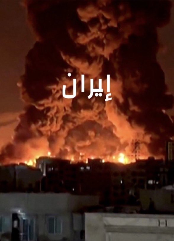 BassamAlshatti's tweet photo. من كان يَحرق المدن بالأمس،

يبحث اليوم عن رماد ينجو به.

"وتلك الأيام نداولها بين الناس" https://t.co/hsloMhpYlb