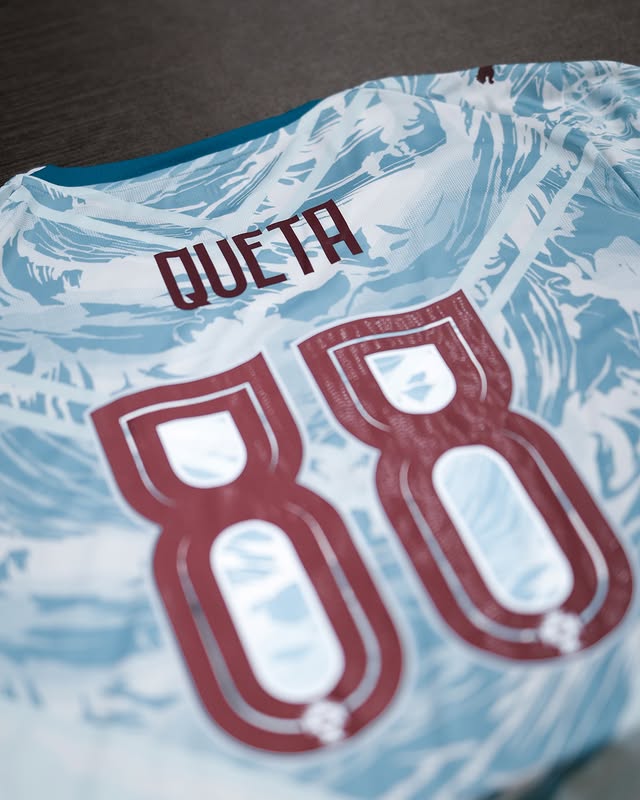 Neemias Queta recebeu a camisola da seleção portuguesa de futebol nos Estados Unidos 🇵🇹