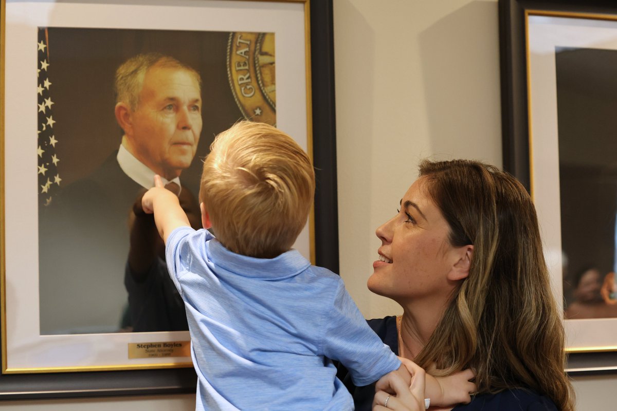 SAO7FL's tweet photo. State Attorney R.J. Larizza honored the legacy of the four former State Attorneys who served Florida’s Seventh Judicial Circuit by hanging their portraits at the S. James Foxman Justice Center in Daytona Beach.

We welcomed former State Attorneys John Tanner (1989-1992, 1997-2008) and Steve Alexander (1993-1996), as well as the families of former State Attorneys Dan Warren (1962-1968) and Stephen Boyles (1969-1988), to our office on Friday to unveil the portraits. Also in attendance were several Seventh Judicial Circuit Judges, along with other local and state leaders.

"𝙄 𝙙𝙤𝙣'𝙩 𝙠𝙣𝙤𝙬 𝙤𝙛 𝙖𝙣𝙮 𝙟𝙤𝙗 𝙩𝙝𝙖𝙩 𝙞𝙨 𝙢𝙤𝙧𝙚 𝙙𝙚𝙢𝙖𝙣𝙙𝙞𝙣𝙜 𝙖𝙣𝙙 𝙢𝙤𝙧𝙚 𝙩𝙖𝙭𝙞𝙣𝙜 𝙤𝙣 𝙥𝙚𝙤𝙥𝙡𝙚, 𝙗𝙪𝙩 𝙮𝙤𝙪 𝙘𝙖𝙣'𝙩 𝙖𝙥𝙥𝙧𝙚𝙘𝙞𝙖𝙩𝙚 𝙞𝙩 𝙪𝙣𝙡𝙚𝙨𝙨 𝙖𝙣𝙙 𝙪𝙣𝙩𝙞𝙡 𝙮𝙤𝙪 𝙖𝙧𝙚 𝙞𝙣 𝙩𝙝𝙤𝙨𝙚 𝙨𝙝𝙤𝙚𝙨... 𝙊𝙪𝙧 𝙟𝙤𝙗 𝙖𝙨 𝙨𝙩𝙖𝙩𝙚 𝙖𝙩𝙩𝙤𝙧𝙣𝙚𝙮𝙨 𝙖𝙣𝙙 𝙖𝙨 𝙥𝙧𝙤𝙨𝙚𝙘𝙪𝙩𝙤𝙧𝙨 𝙞𝙨 𝙩𝙤 𝙢𝙖𝙠𝙚 𝙟𝙪𝙨𝙩𝙞𝙘𝙚 𝙝𝙖𝙥𝙥𝙚𝙣, 𝙖𝙣𝙙 𝙩𝙝𝙖𝙩 𝙞𝙨𝙣'𝙩 𝙖𝙡𝙬𝙖𝙮𝙨 𝙚𝙖𝙨𝙮. 𝙎𝙤𝙢𝙚𝙩𝙞𝙢𝙚𝙨 𝙬𝙚 𝙩𝙧𝙮, 𝙖𝙣𝙙 𝙬𝙚 𝙛𝙖𝙞𝙡. 𝙎𝙤𝙢𝙚𝙩𝙞𝙢𝙚𝙨 𝙬𝙚 𝙩𝙧𝙮, 𝙖𝙣𝙙 𝙬𝙚 𝙨𝙪𝙘𝙘𝙚𝙚𝙙 ... 𝘽𝙪𝙩 𝙬𝙚 𝙩𝙧𝙞𝙚𝙙, 𝙖𝙣𝙙 𝙩𝙝𝙖𝙩 𝙞𝙨 𝙩𝙝𝙚 𝙞𝙢𝙥𝙤𝙧𝙩𝙖𝙣𝙩 𝙩𝙝𝙞𝙣𝙜," Larizza said during the portrait dedication ceremony. "𝙄'𝙢 𝙧𝙚𝙖𝙡 𝙥𝙧𝙤𝙪𝙙 𝙤𝙛 𝙩𝙝𝙚 𝙛𝙤𝙡𝙠𝙨 𝙩𝙝𝙖𝙩 𝙄 𝙬𝙤𝙧𝙠 𝙬𝙞𝙩𝙝. 𝙄'𝙢 𝙥𝙧𝙤𝙪𝙙 𝙩𝙤 𝙗𝙚 𝙖 𝙥𝙖𝙧𝙩 𝙤𝙛 𝙩𝙝𝙞𝙨 𝙛𝙧𝙖𝙩𝙚𝙧𝙣𝙞𝙩𝙮 𝙤𝙛 𝙨𝙩𝙖𝙩𝙚 𝙖𝙩𝙩𝙤𝙧𝙣𝙚𝙮𝙨, 𝙖𝙣𝙙 𝙄'𝙢 𝙥𝙧𝙤𝙪𝙙 𝙩𝙤𝙙𝙖𝙮 𝙩𝙤 𝙗𝙚 𝙖𝙗𝙡𝙚 𝙩𝙤 𝙧𝙚𝙘𝙤𝙜𝙣𝙞𝙯𝙚 𝙩𝙝𝙚 𝙛𝙤𝙡𝙠𝙨 𝙩𝙝𝙖𝙩 𝙝𝙖𝙫𝙚 𝙨𝙚𝙧𝙫𝙚𝙙 𝙞𝙣 𝙩𝙝𝙞𝙨 𝙘𝙖𝙥𝙖𝙘𝙞𝙩𝙮 𝙗𝙚𝙛𝙤𝙧𝙚 𝙄 𝙙𝙞𝙙."