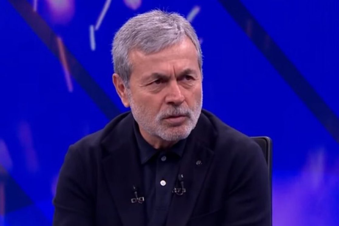 fenerokocha's tweet photo. Son 6 kupanın 3’ünü alan adam bu adam ! Gerçekleri silemezsiniz! Stajyer hocanız gidecek Aykut Kocaman gelecek ! Eşek gibi de alkışlayacaksınız. https://t.co/cA0iMIlC3c