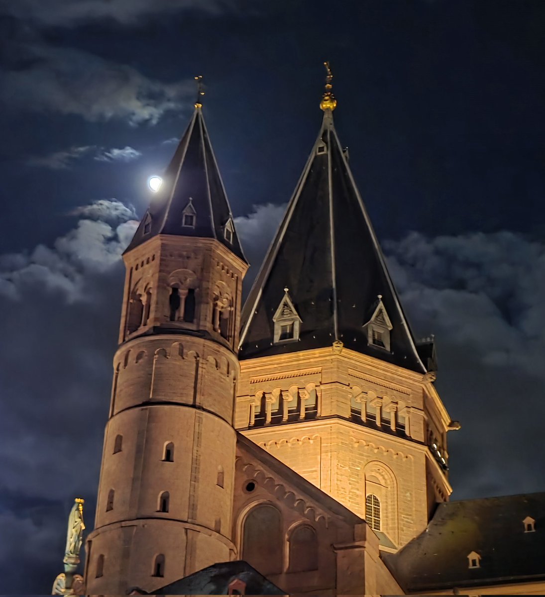 andpug's tweet photo. Moon over Mainz Dom, Germany
@spann https://t.co/A82RxILhPN