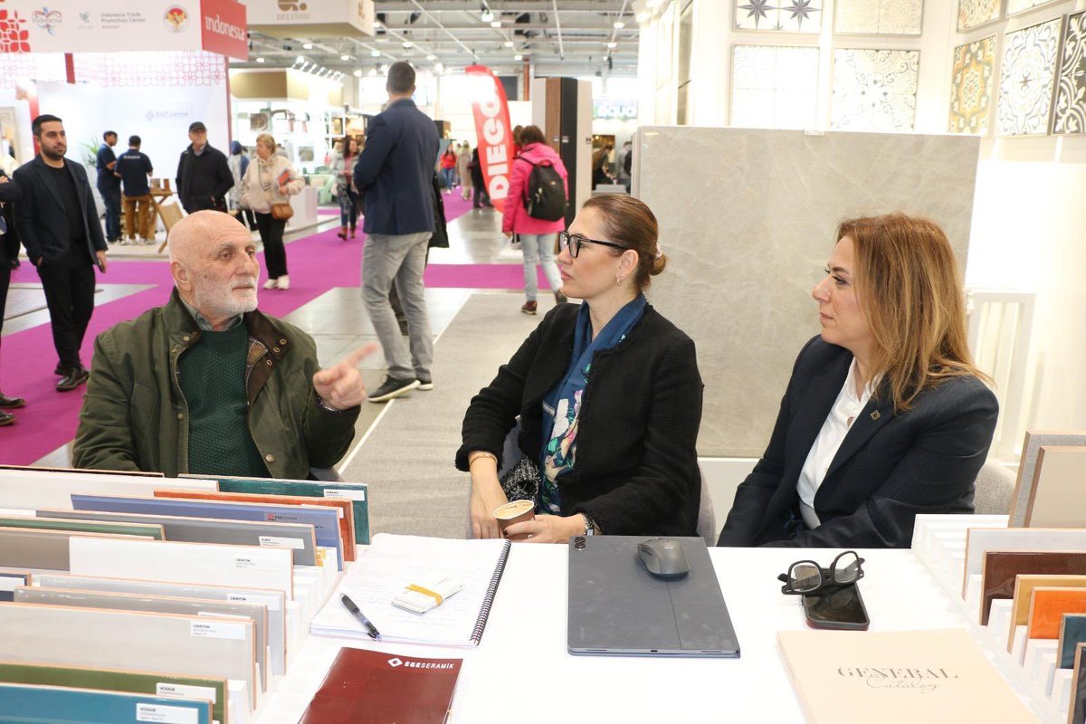 TC_BudapesteBE's tweet photo. Orta ve Doğu Avrupa'nın en büyük uluslararası yapı ve inşaat sektörü fuarlarından #Construma’da yer alan firmalarımızın standlarını Ticaret Müşavirimizle birlikte ziyaret ettik.
🇹🇷🇭🇺
@ticaret
@Ege_Seramik
.
.
Kereskedelmi tanácsosainkkal együtt meglátogattuk a #Construmán, Közép- és Kelet-Európa egyik legnagyobb nemzetközi építőipari expóján részt vevő vállalataink standjait.
🇹🇷🇭🇺