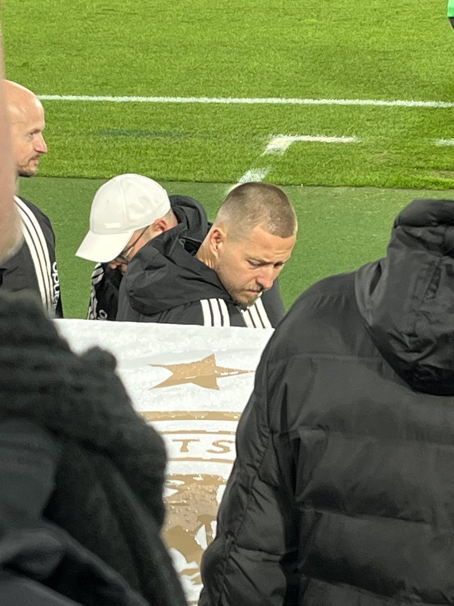 nullsiebenelf tweet media