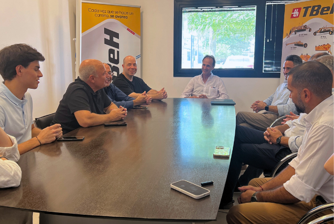 AgenciaProCba's tweet photo. Las Varillas 📍 Visitamos #TBeH 🚜 🚧 Una firma que cuenta con más de 45 años de trayectoria en la fabricación de equipos agrícolas y viales para movimiento de suelos, mantenimiento y apertura de caminos. 🌎 Exporta habitualmente a mercados de Latinoamérica como Bolivia, Chile, Colombia, Costa Rica, Ecuador, Paraguay y Uruguay.
Juntos, analizamos oportunidades y desafíos en el mundo para el sector y trabajamos en la planificación de acciones de promoción comercial para potenciar la presencia de la producción de Córdoba en todo el mundo.