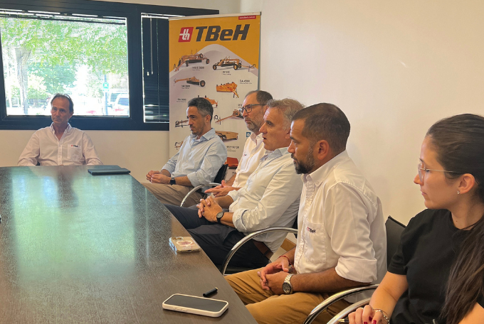 AgenciaProCba's tweet photo. Las Varillas 📍 Visitamos #TBeH 🚜 🚧 Una firma que cuenta con más de 45 años de trayectoria en la fabricación de equipos agrícolas y viales para movimiento de suelos, mantenimiento y apertura de caminos. 🌎 Exporta habitualmente a mercados de Latinoamérica como Bolivia, Chile, Colombia, Costa Rica, Ecuador, Paraguay y Uruguay.
Juntos, analizamos oportunidades y desafíos en el mundo para el sector y trabajamos en la planificación de acciones de promoción comercial para potenciar la presencia de la producción de Córdoba en todo el mundo.