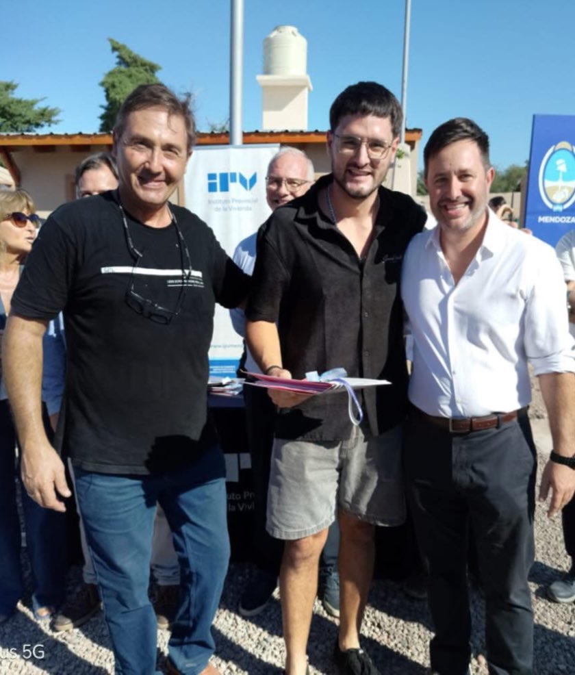 mauricio_petri's tweet photo. Hoy 38 familias dejaron de esperar… y empezaron a disfrutar del esfuerzo compartido.

En barrio Yabor, las llaves no abrieron solo puertas: abrieron futuros.

Felicitaciones a cada familia por este gran logro. 

#SanMartinGobierno https://t.co/RVMwFIduHE