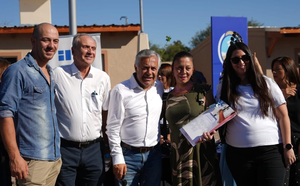 mauricio_petri's tweet photo. Hoy 38 familias dejaron de esperar… y empezaron a disfrutar del esfuerzo compartido.

En barrio Yabor, las llaves no abrieron solo puertas: abrieron futuros.

Felicitaciones a cada familia por este gran logro. 

#SanMartinGobierno https://t.co/RVMwFIduHE
