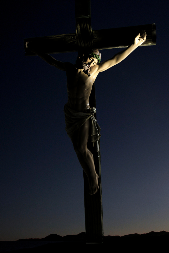 Catholic_Priest's tweet photo. "While the world changes, the cross stands firm." - #SaintBrunoofCologne
📷 Crucifixion of Jesus / © wwing via #GettyImages and #CanvaPro. #Catholic_Priest #CatholicPriestMedia #TuesdayofHolyWeek https://t.co/reDenqRytc