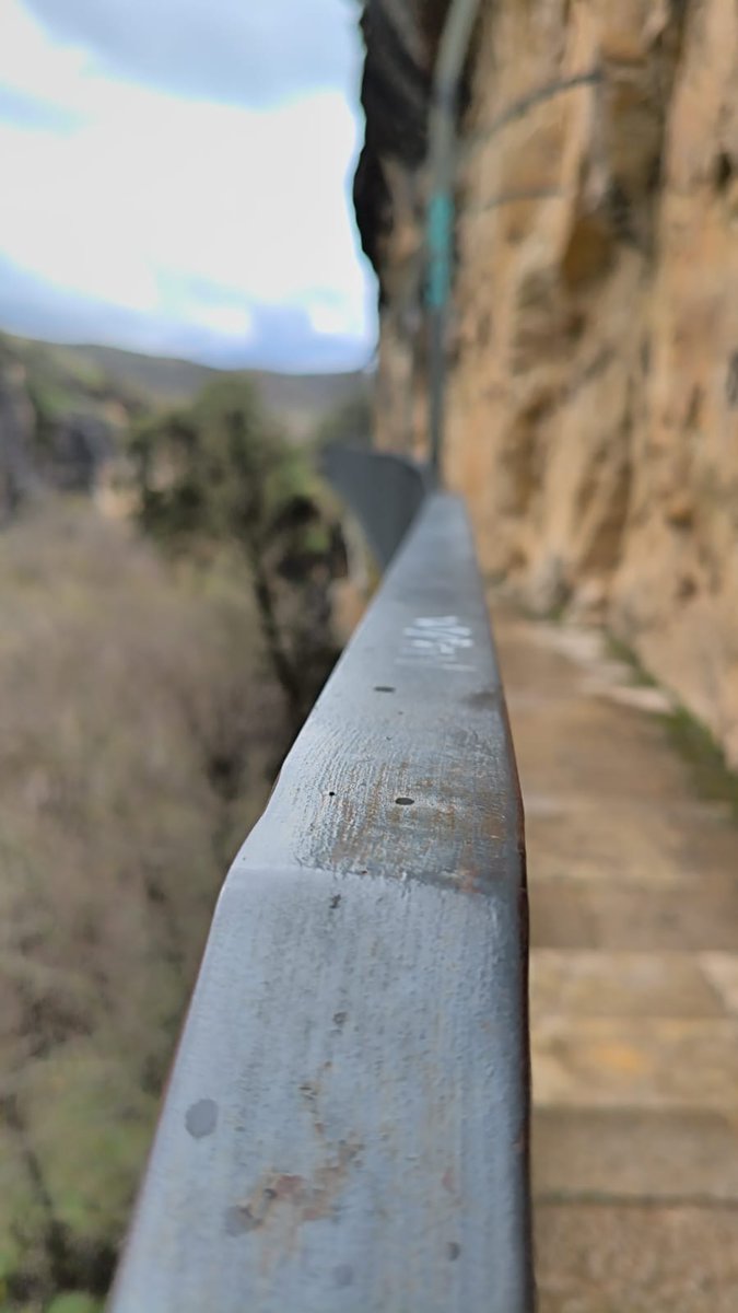 DaniElefantman's tweet photo. Pasarelas de la Hoz Mala, ituada en el entorno del Pontón de la Oliva en la Sierra de Ayllón #senderimo #escalada #desfiladero #hacerfotos https://t.co/IX7vY0ghWs