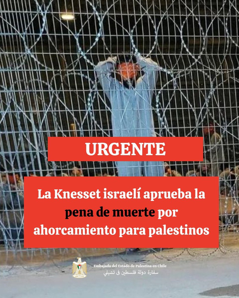 embpalestinacl's tweet photo. 🚨URGENTE: ISRAEL INSTITUCIONALIZA LA PENA DE MUERTE CONTRA LOS PALESTINOS

Hoy, 30 de marzo de 2026, el parlamento israelí (Knéset) ha aprobado una ley que impone la pena de muerte por ahorcamiento como condena por defecto para los palestinos de la Cisjordania ocupada que sean sometidos a sus tribunales militares y condenados por ataques letales calificados por Israel como “terrorismo”.

Esta medida, que establece un plazo máximo de 90 días para las ejecuciones, es una violación flagrante del IV Convenio de Ginebra. Israel, en su calidad de potencia ocupante, carece de soberanía y jurisdicción para extender su legislación sobre el territorio palestino.

El nivel de deshumanización quedó en evidencia durante la votación, la cual fue celebrada entre vítores en el parlamento. Ministros extremistas del gobierno de ocupación festejaron la medida portando, de manera grotesca, insignias con forma de soga en sus solapas.

Esta ley no representa justicia, sino la legalización del asesinato de Estado bajo un sistema de ocupación. Hacemos un llamado urgente a la comunidad internacional para que condene esta barbarie y exija el respeto irrestricto a los derechos humanos del pueblo palestino.