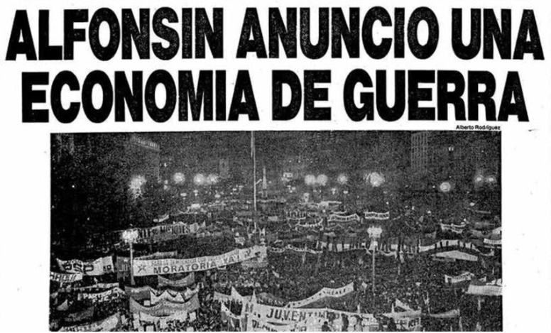CEHEAL_IIEP's tweet photo. #Efemérides | @CEHEAL_IIEP
🗓️ 26 | 4 | 1985
El presidente Raúl #Alfonsín denuncia maniobras desestabilizadoras ⚠️🏛️, anuncia una economía de guerra y la necesidad del ajuste económico
El 14 de junio de ese año se implementaría el #PlanAustral 💸📆. https://t.co/RiBUcf1OkP