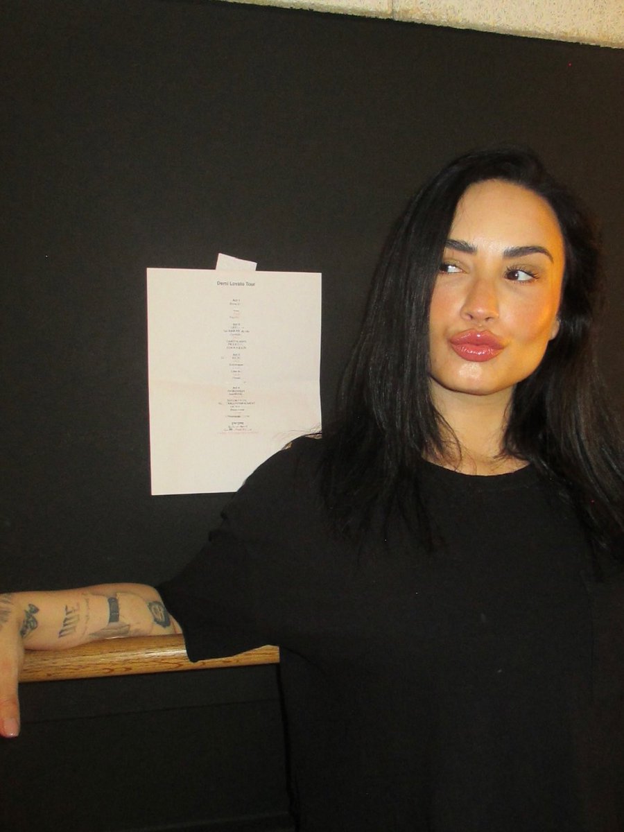 acervo demi lovato tweet media