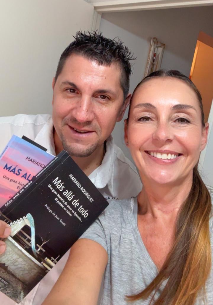 marianoroz's tweet photo. Gracias querida amiga y colega @Yaninamendez por pensar en mis historias para poder regalar sentimientos y emociones.

Me alegra saber que dos ejemplares de "Más allá de todo" viajarán al lugar a donde fue inspirada la trama de la novela.

M. R. https://t.co/RfUEQy0r3T