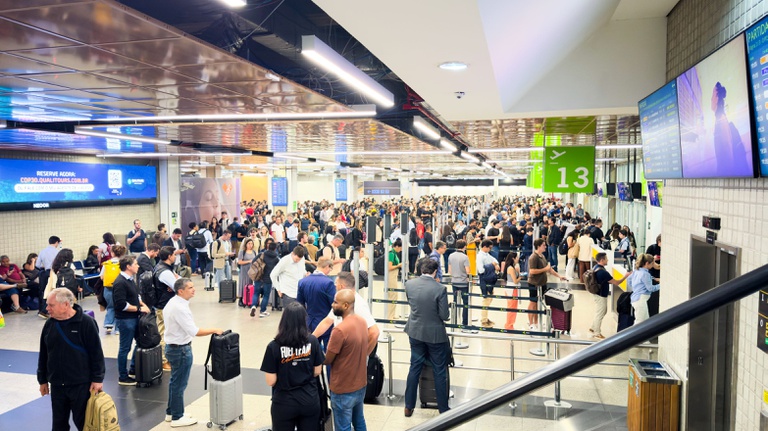 Rev_Embarque's tweet photo. ✈️📊 Setor aéreo em alta: em fevereiro de 2026, mais de 4,9 milhões de passageiros embarcaram nos aeroportos do Sudeste, recorde para o mês desde 2000.

🛫 Guarulhos lidera a movimentação; ponte aérea Congonhas–Santos Dumont segue como a mais movimentada. https://t.co/LAd51E1VbS